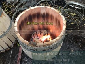 Thùng gỗ được đốt rám mặt trong tạo hương đặc trưng cho rượu