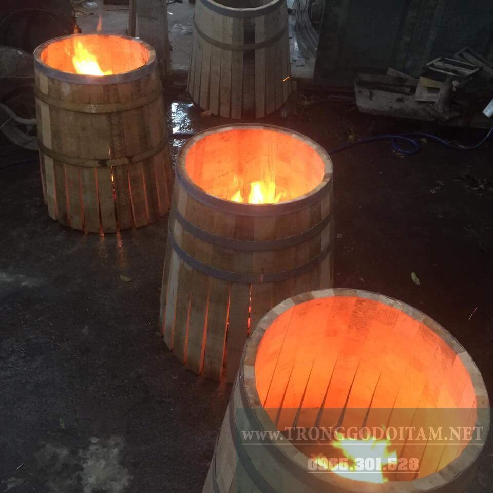 Thùng gỗ được đốt rám mặt trong tạo hương đặc trưng cho rượu