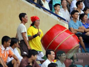 cách đánh trống cổ vũ đá banh