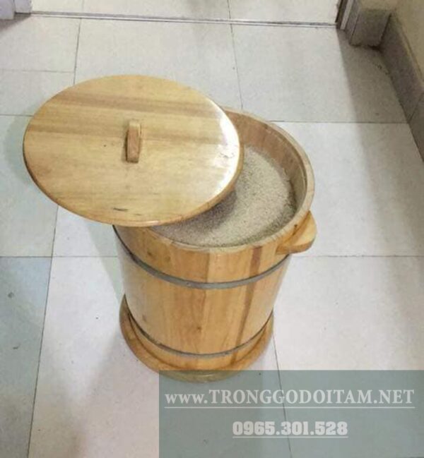 của hàng bán thùng gỗ đựng gạo