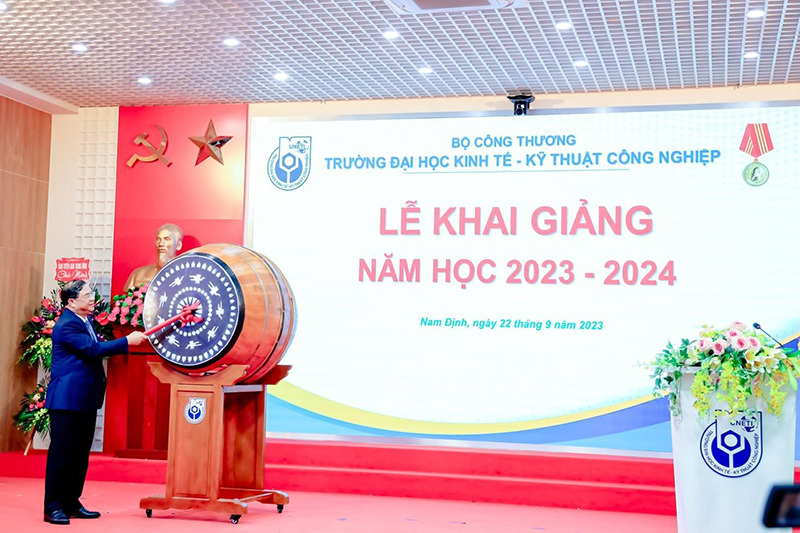 trống đánh khai giảng cao đẳng đại học