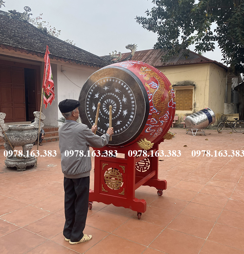 trống tế trong đình làng