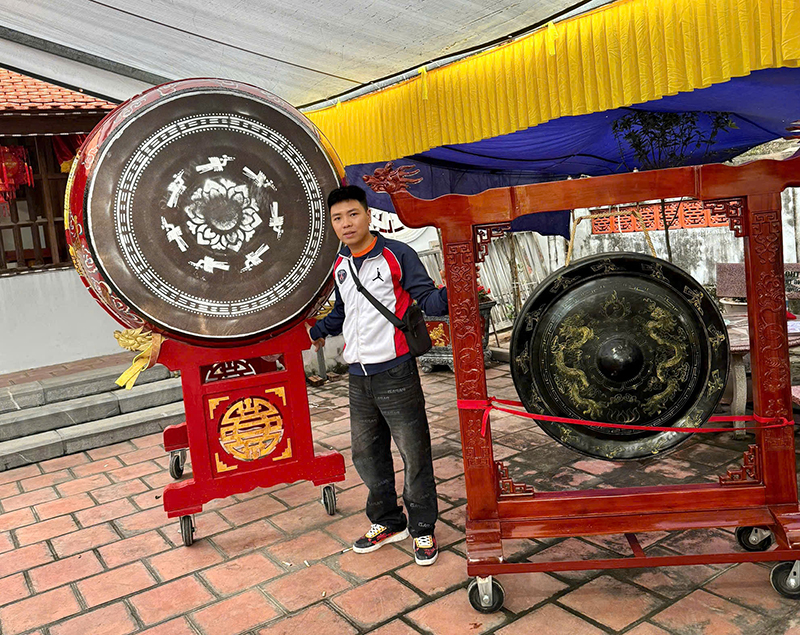 Trống rước kiệu đình làng KT: 1m2 dài 1m5. Chiêng mặt 80 nặng 30.3kg