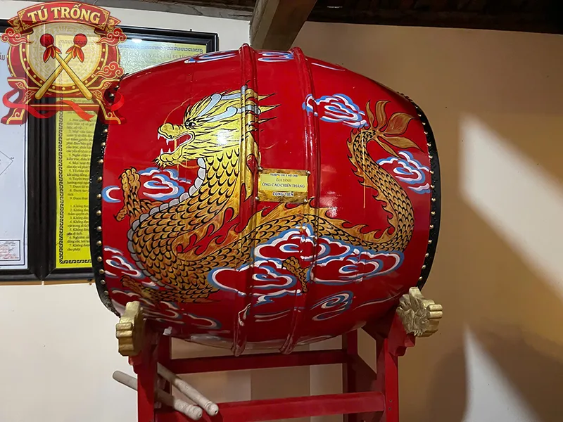trống vẽ rồng ở thân